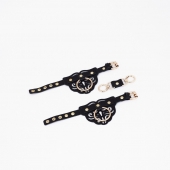 Черные кожаные наручники с клепками, кольцами и золотистой фурнитурой - Crazy Handmade - купить с доставкой в Омске