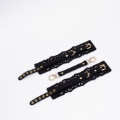 Черный кожаные оковы с узорами и золотистой фурнитурой - Crazy Handmade - купить с доставкой в Омске