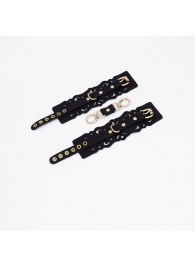 Черные кожаные наручники с узорами и золотистой фурнитурой - Crazy Handmade - купить с доставкой в Омске
